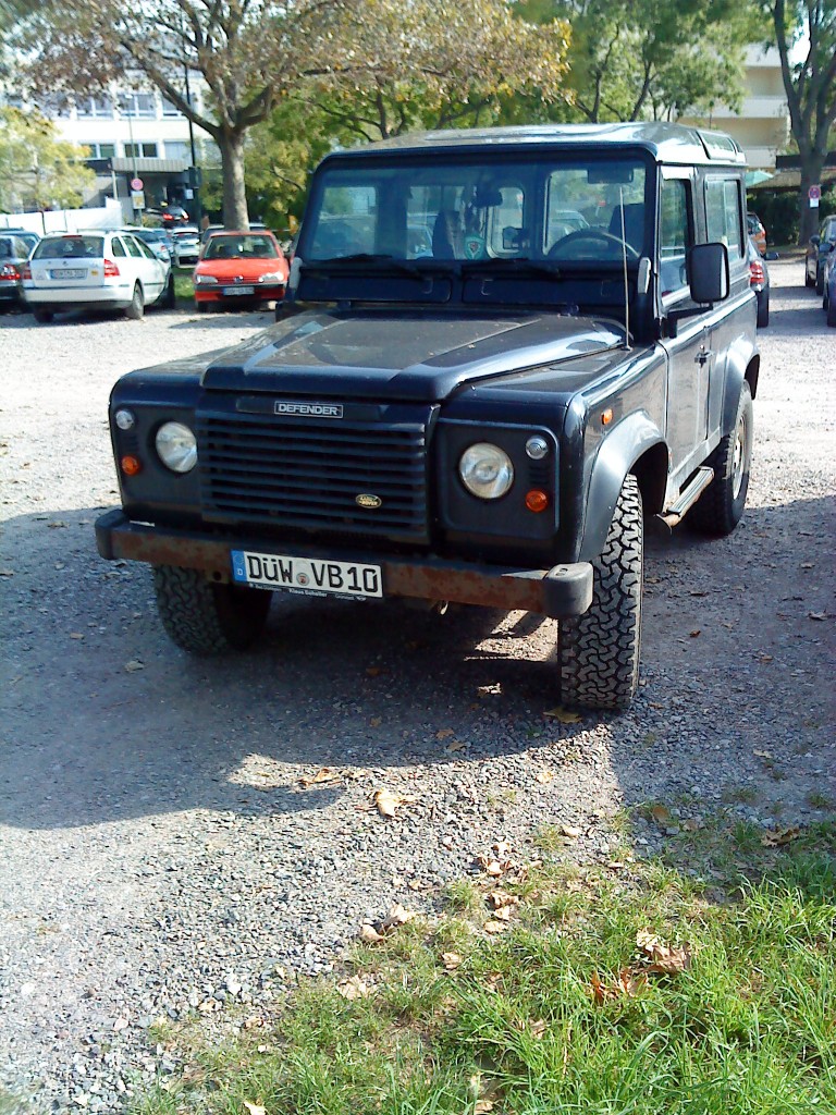 PKW Land Rover Defender auf einem Parkplatz in Bad D�rkheim am 02.10.2013