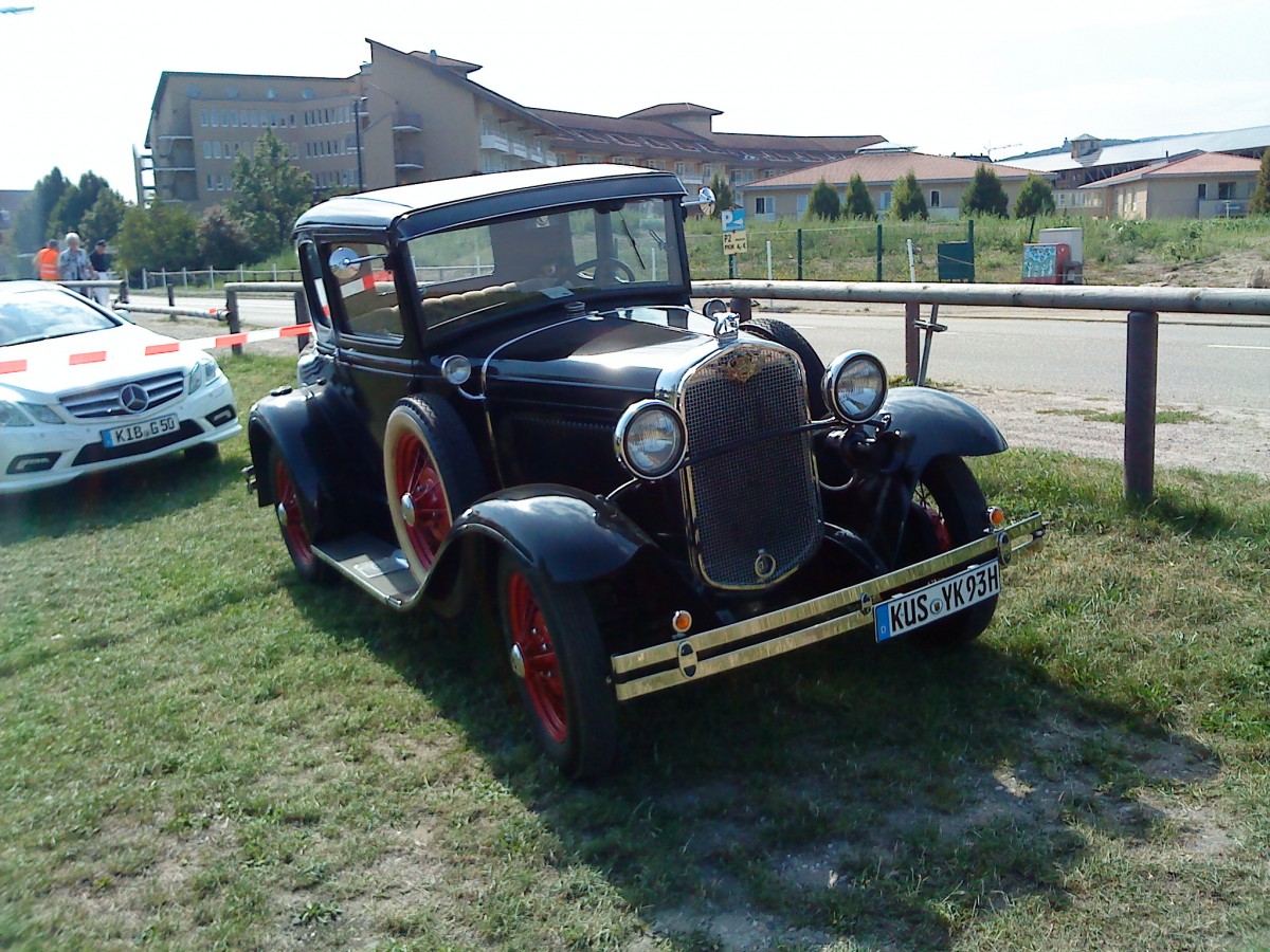 PKW Oldtimer auf einem Parkplatz in Bad D�rkheim am 05.09.2013 ( wer weiss, welches Modell dies ist ? )