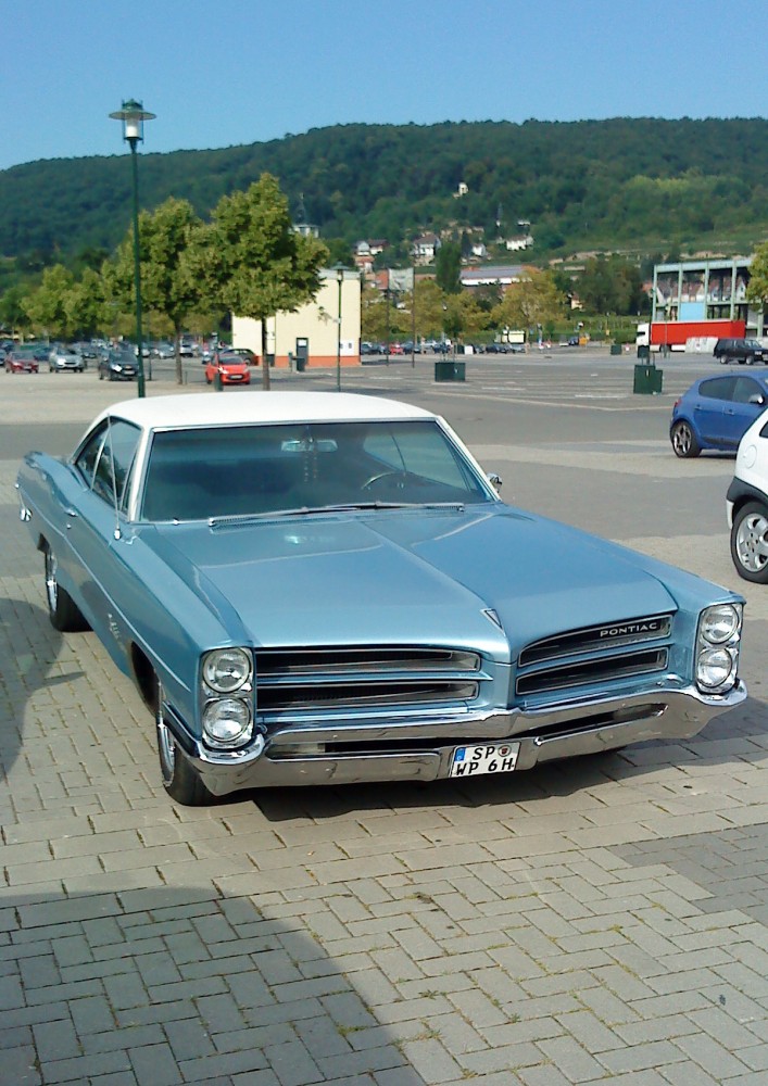 PKW Oldtimer Pontiak Catalina auf einem Parkplatz in Bad D�rkheim am 18.08.2013