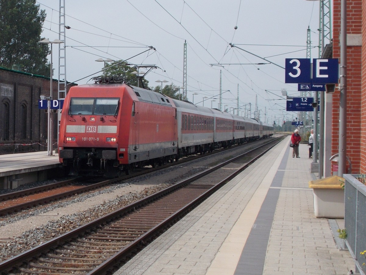 Planmäßig erreichte 101 071 mit dem Nachtzug CNL 1251 aus Zürich den Bahnhof Bergen/Rügen am 05.Juli 2014.Ungewohnt in diesem Jahr ist das diesmal nur ein Doppelstockschlafwagen und drei Kurswagen aus Erfurt eingereiht waren,während die Jahre zuvor zwei Doppelstockschlafwagen und zwei Kurswagen aus Erfurt eingereiht waren.Der Zug fuhr weiter nach Binz.