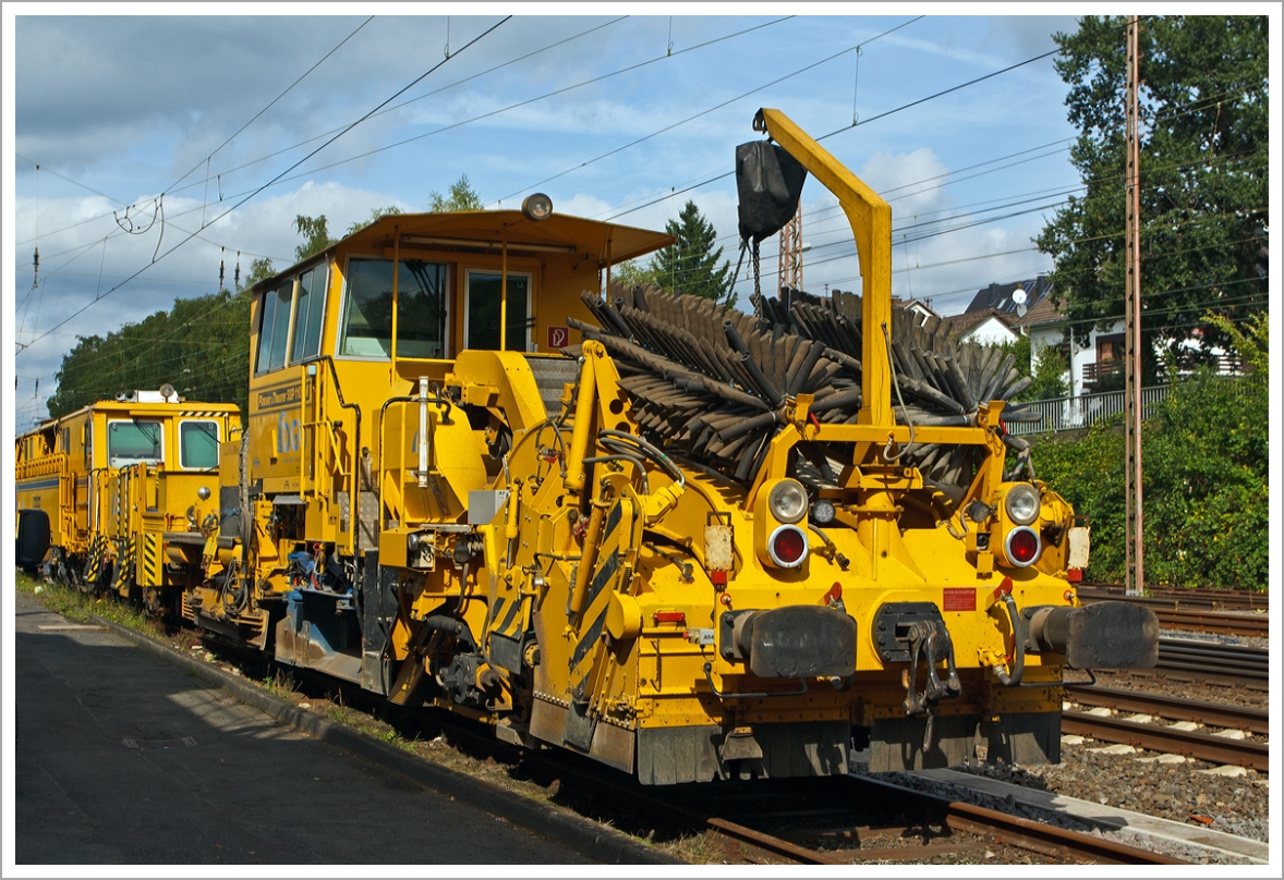 Plasser & Theurer Schotterverteil- und Planiermaschine SSP 110 SW (Schweres Nebenfahrzeug Nr. 97 16 46 519 18 - 3) der DGU (Deutsche Gleisbau Union), abgestellt am 21.09.2013 in Kreuztal.

Der Schotterpflug wurde 2008 unter der Masch.-Nr. 847  von Plasser & Theurer gebaut.

Schotterpflge werden vor oder nach dem Stopfen des Gleises eingesetzt. 
Die Maschinen bewirken eine optimale Schotterverteilung und Formen das Profil des Schotterbettes. Dies ist notwendig fr den Seitenwiederstand des Schotterbettes. Der Schotterpflug SSP 110 SW ist mit einem Schotterbunker von 5 m ausgestattet. Der Schotterpflug SSP 110 SW kann sowohl fr Gleis- als auch Weichenschotterplanierarbeiten eingesetzt werden.

Technische Daten: 
Eigengewicht: 44 t
Lnge ber Puffer: 17.220 mm
Achsanzahl: 2 (groe Rder)
Motorleistung: 400 kW
Fahrgeschwindigkeit mit Eigenantrieb: 100 km/h
Kleinster befahrbarer Radius: 120 m
zul. Streckenklasse: D4 oder hher