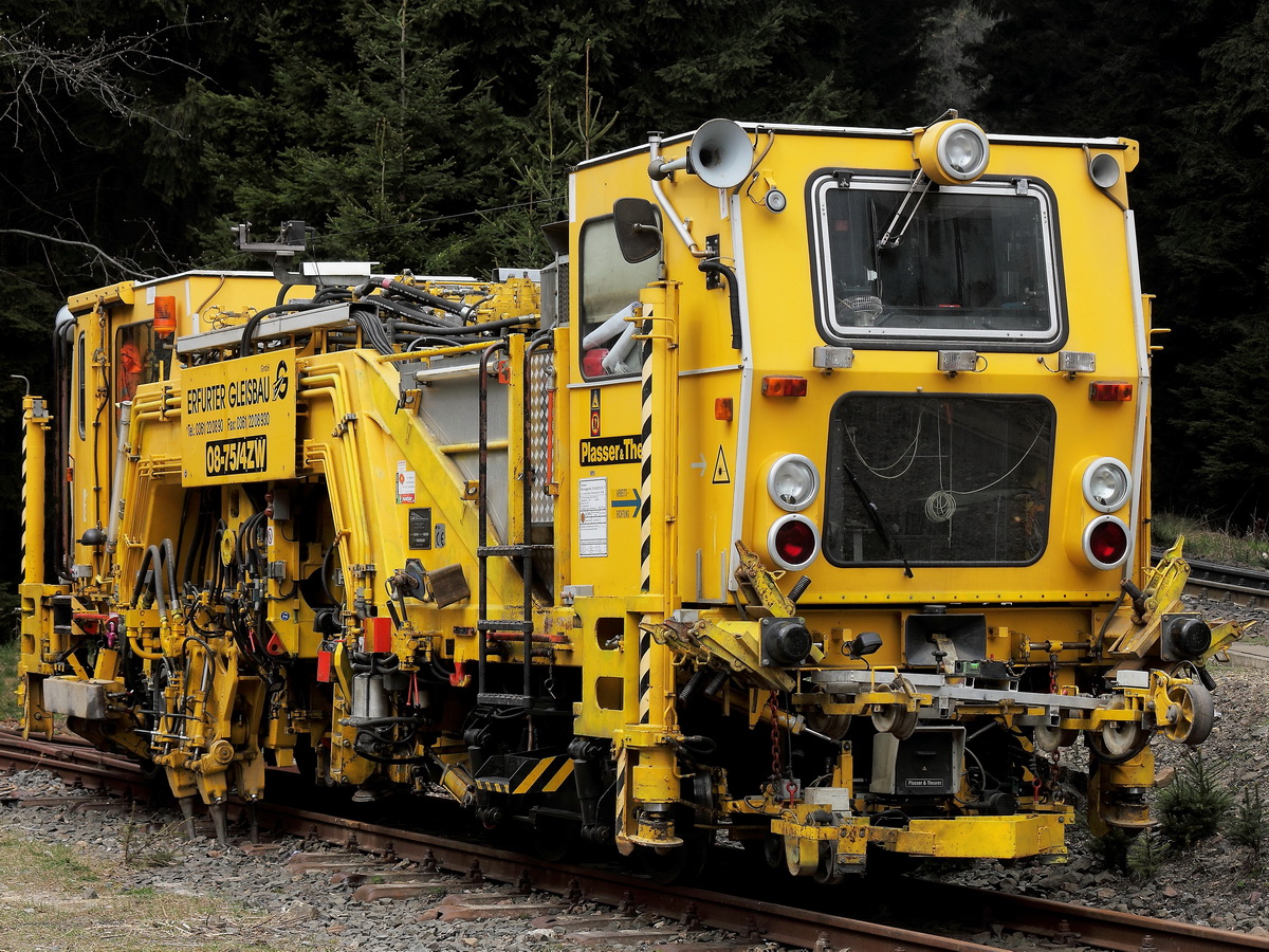 Plasser & Theurer Universal- Stopf- und Richtmaschine 08- 75/4 (97 43 43 514 10 -1) der Erfurter Gleisbau GmbH, 99092 Erfurt abgestellt im Bahnhof Stiege am 25. April 2015. 