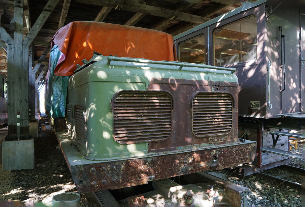 Portes-ouvertes
du dépôt des locomotives de La Traction
Gare de Pré-Petitjean (Montfaucon)
Impressionen vom 23. Juni 2018.
Zu diesem Anlass der besonderen Art sind viele Festbesucher mit Autos derselben Epoche angereist.
In der hintersten Ecke der Remise wartet von den meisten Festbesuchern unbemerkt die spanische Krokodil Lokomotive FEVE-BR 4000 auf die Aufarbeitung.
Foto: Walter Ruetsch  