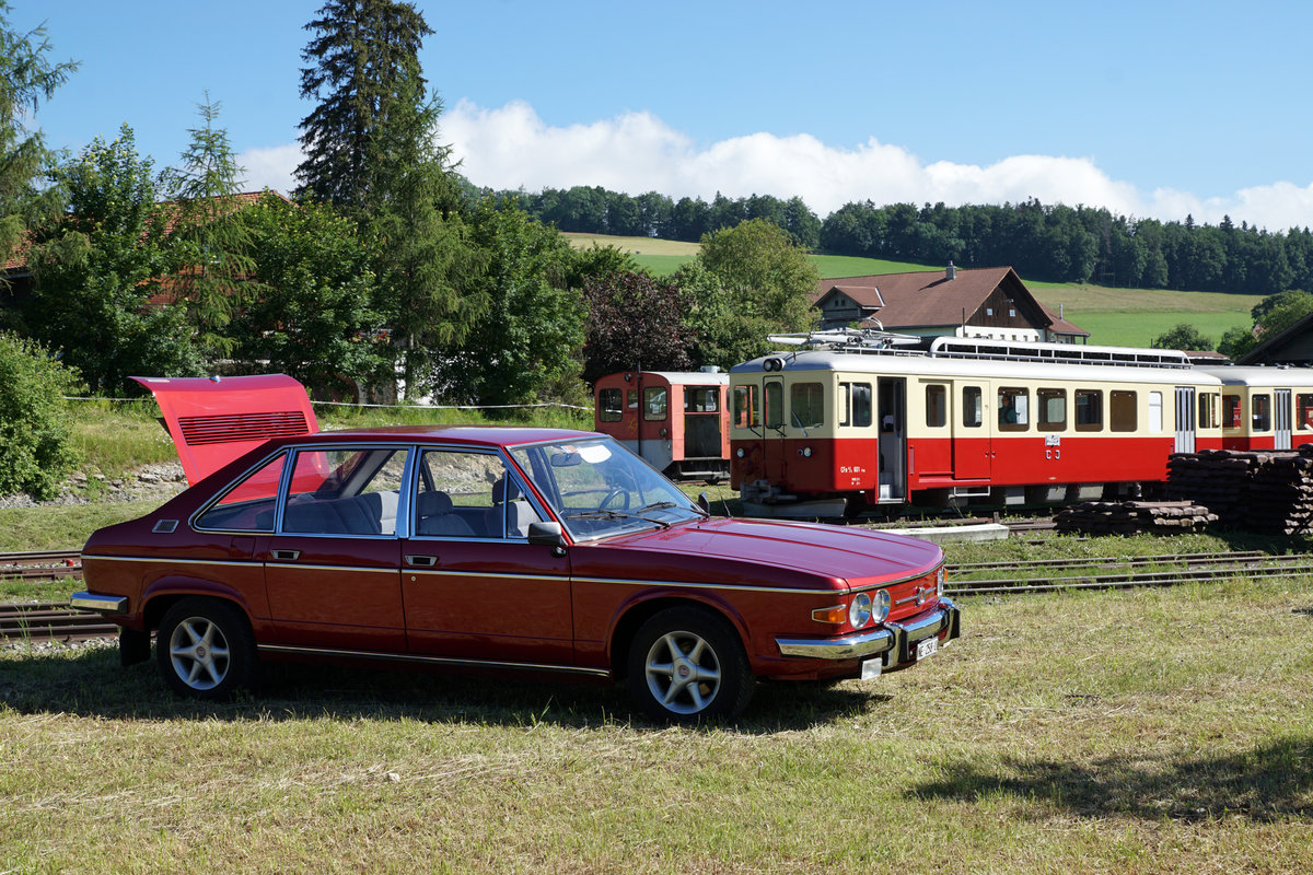 Portes-ouvertes
du dépôt des locomotives de La Traction
Gare de Pré-Petitjean (Montfaucon)
Impressionen vom 23. Juni 2018.
Zu diesem Anlass der besonderen Art sind viele Festbesucher mit Autos derselben Epoche angereist.
Foto: Walter Ruetsch  