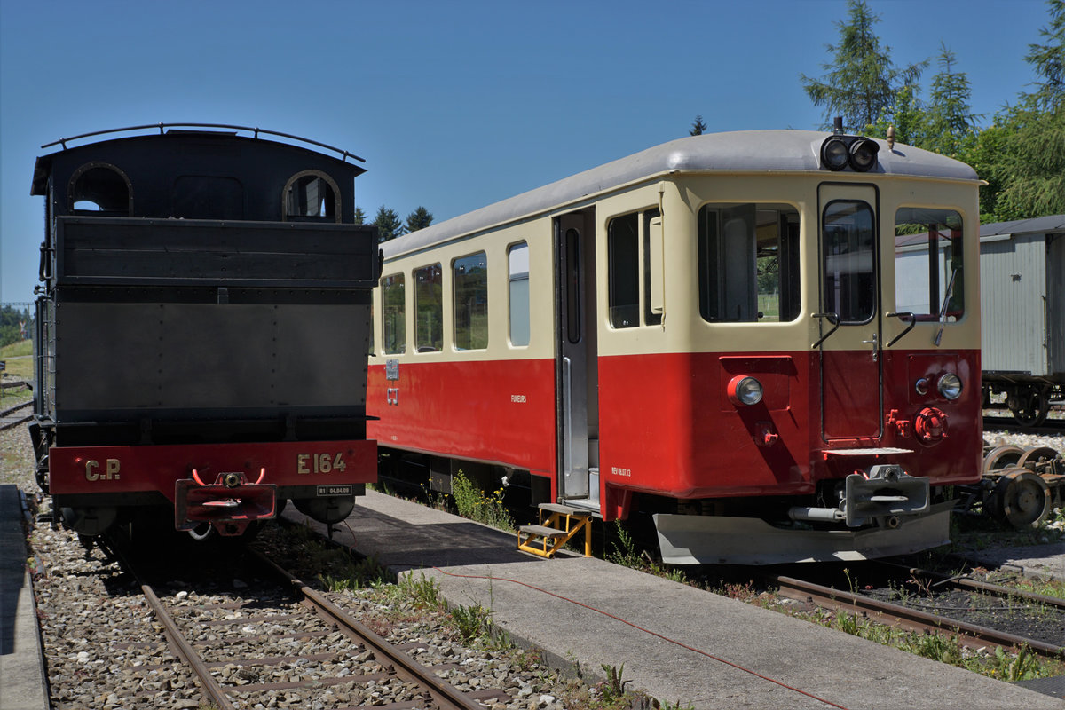 Portes-ouvertes
du dépôt des locomotives de La Traction
Gare de Pré-Petitjean (Montfaucon)
Impressionen vom 23. Juni 2018.
Zu diesem Anlass der besonderen Art sind viele Festbesucher mit Autos derselben Epoche angereist.
Foto: Walter Ruetsch  