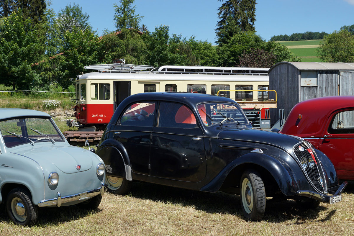 Portes-ouvertes
du dépôt des locomotives de La Traction
Gare de Pré-Petitjean (Montfaucon)
Impressionen vom 23. Juni 2018.
Zu diesem Anlass der besonderen Art sind viele Festbesucher mit Autos derselben Epoche angereist.
Foto: Walter Ruetsch  