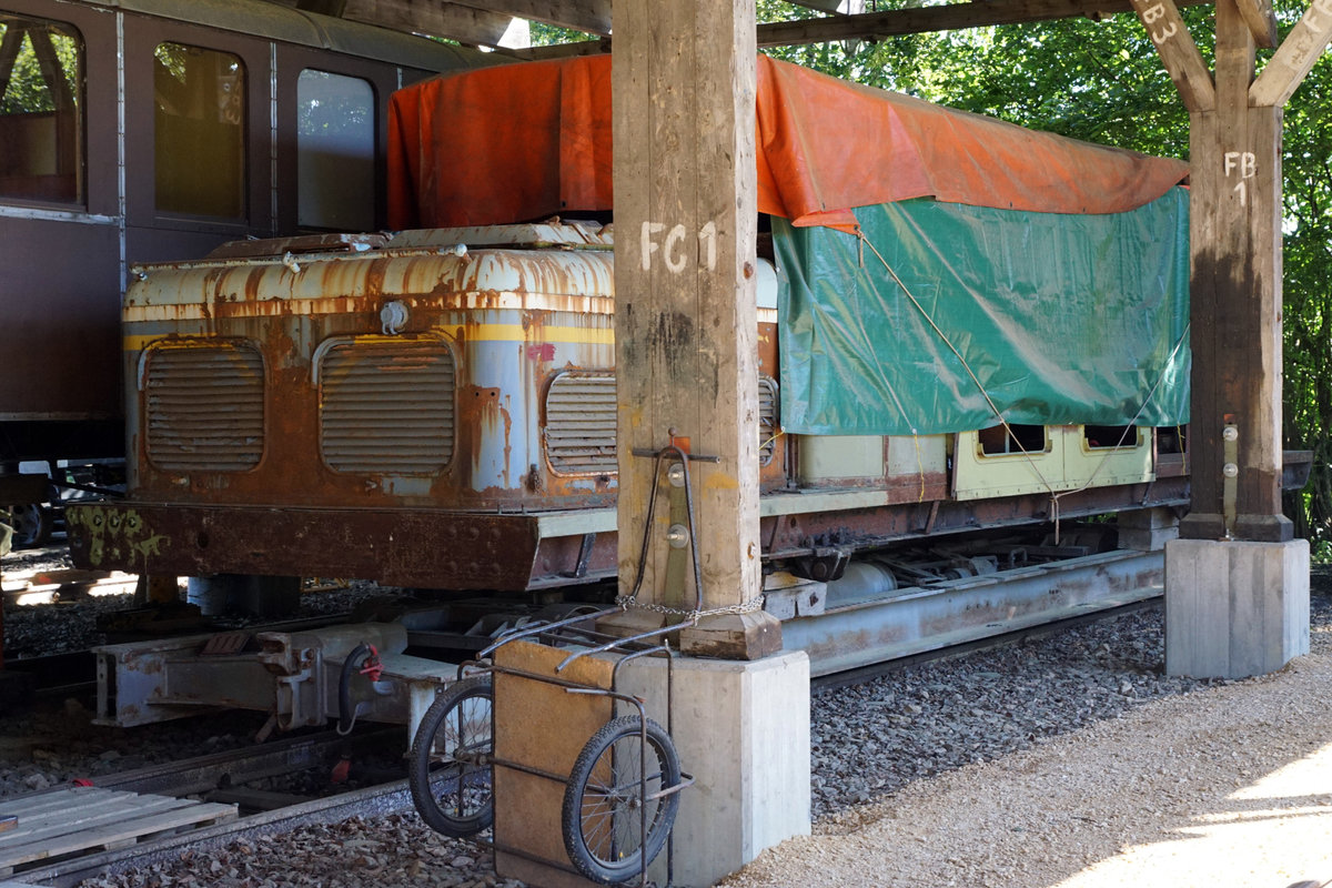 Portes-ouvertes
du dpt des locomotives de La Traction
Gare de Pr-Petitjean (Montfaucon)
Impressionen vom 23. Juni 2018.
Zu diesem Anlass der besonderen Art sind viele Festbesucher mit Autos derselben Epoche angereist.
In der hintersten Ecke der Remise wartet von den meisten Festbesuchern unbemerkt die spanische Krokodil Lokomotive FEVE-BR 4000 auf die Aufarbeitung.
Foto: Walter Ruetsch  