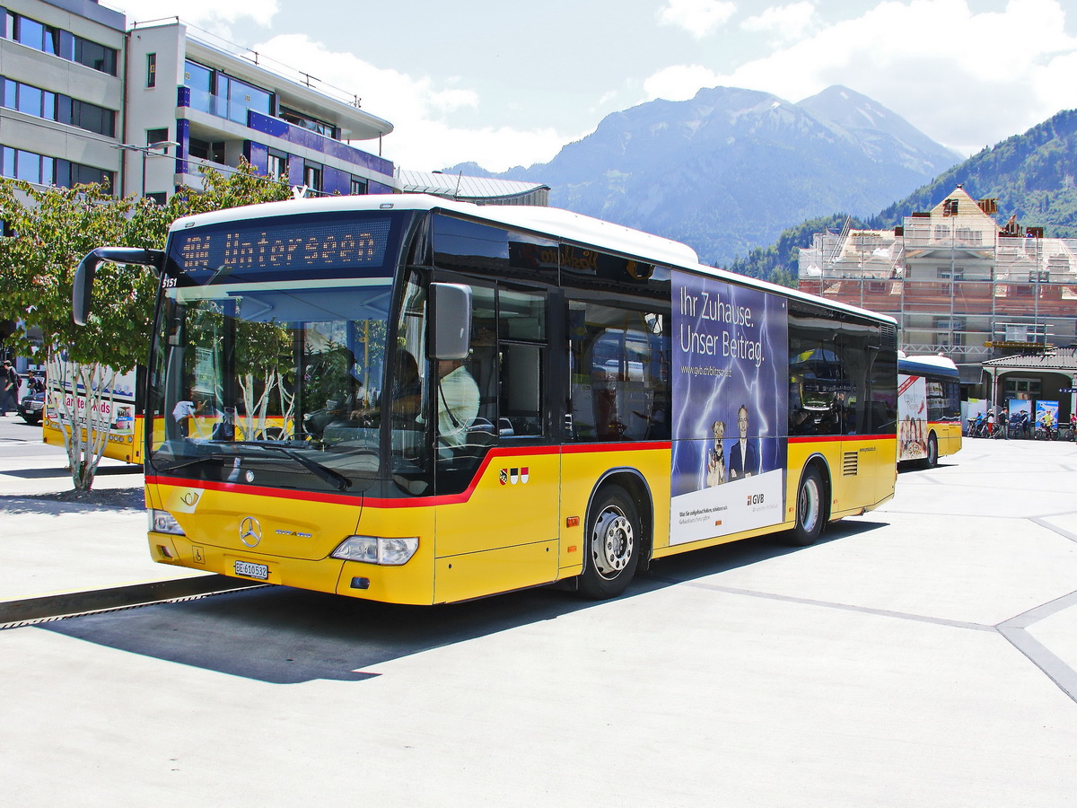 Postbus Nr. 5151 - BE 610 532 - steht am Bahnhof Interlaken West am 25. Juni 2018.