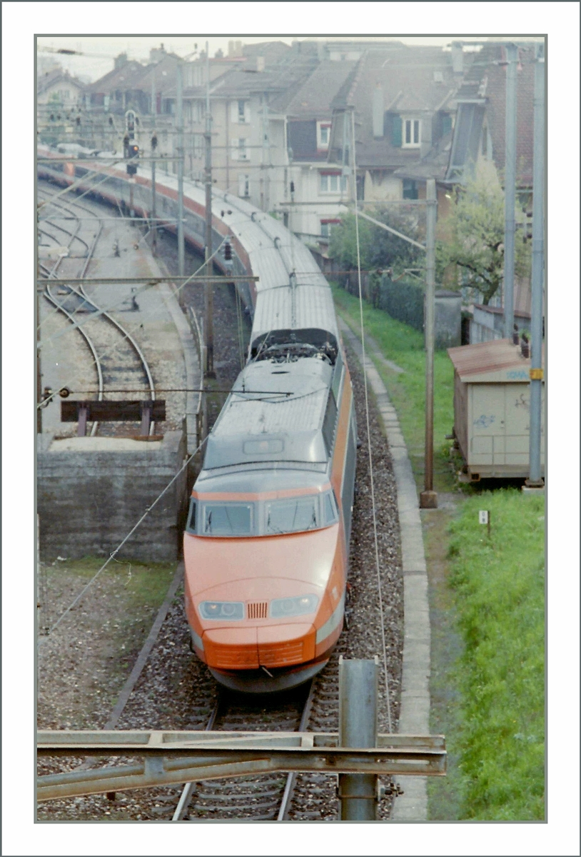 Praktisch seit Betriebsaufnahme der TGV Züge in Frankreich wurde auch Genève und später Lausanne mit TGV Zügen Bedient. 

Das leider qualitativ wenig überzeugende Bild zeigt zwei TGV Züge bei der Ausfahrt in Lausanne, an einer Stelle, die zur Zeit Umgebaut, bzw. Ausgebaut wird.  

Mai 1995