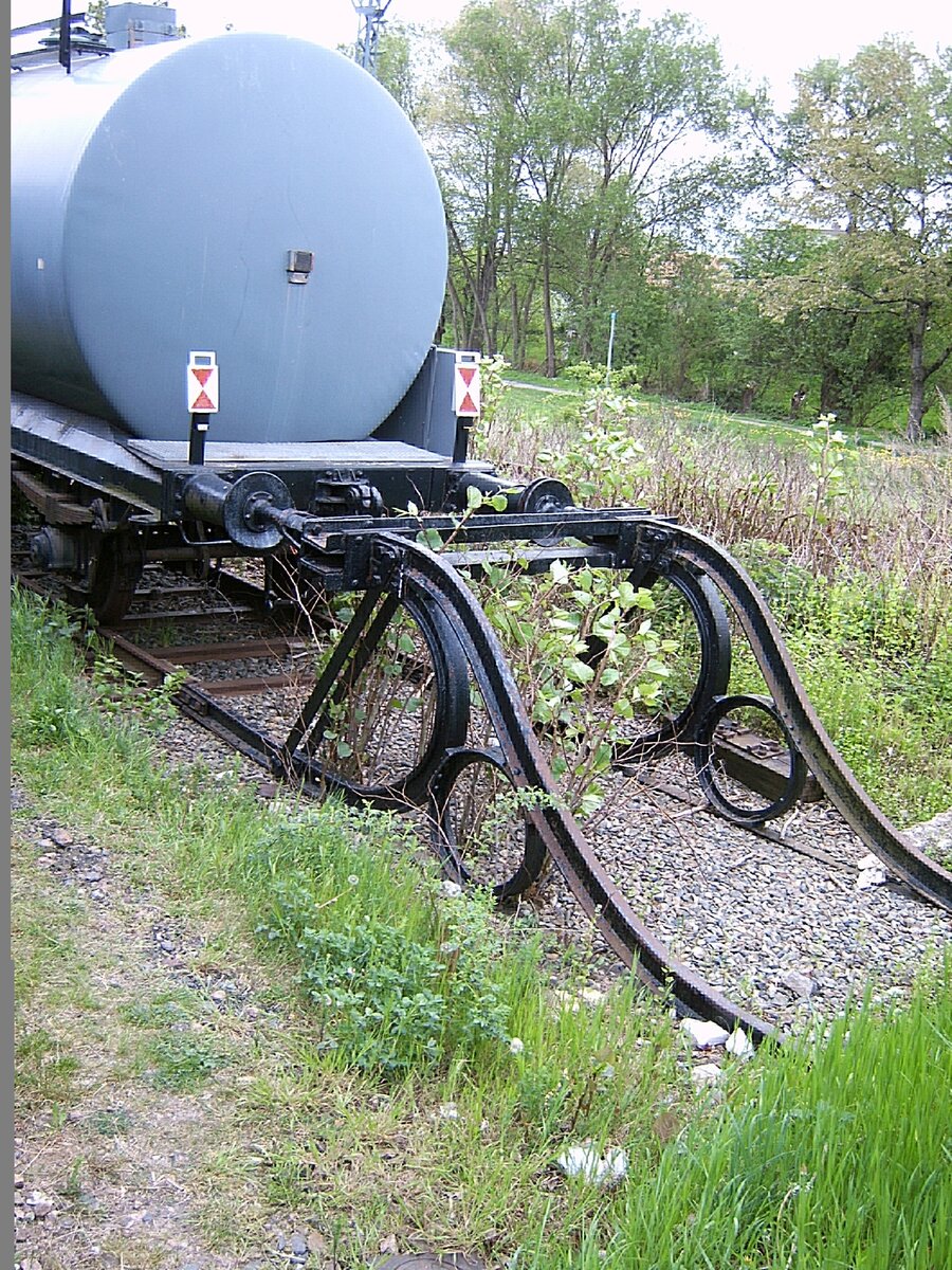 Prellbock k�nstlerisch und historisch im Eisenbahnmuseum Vienenburg am 03.05.2005.
