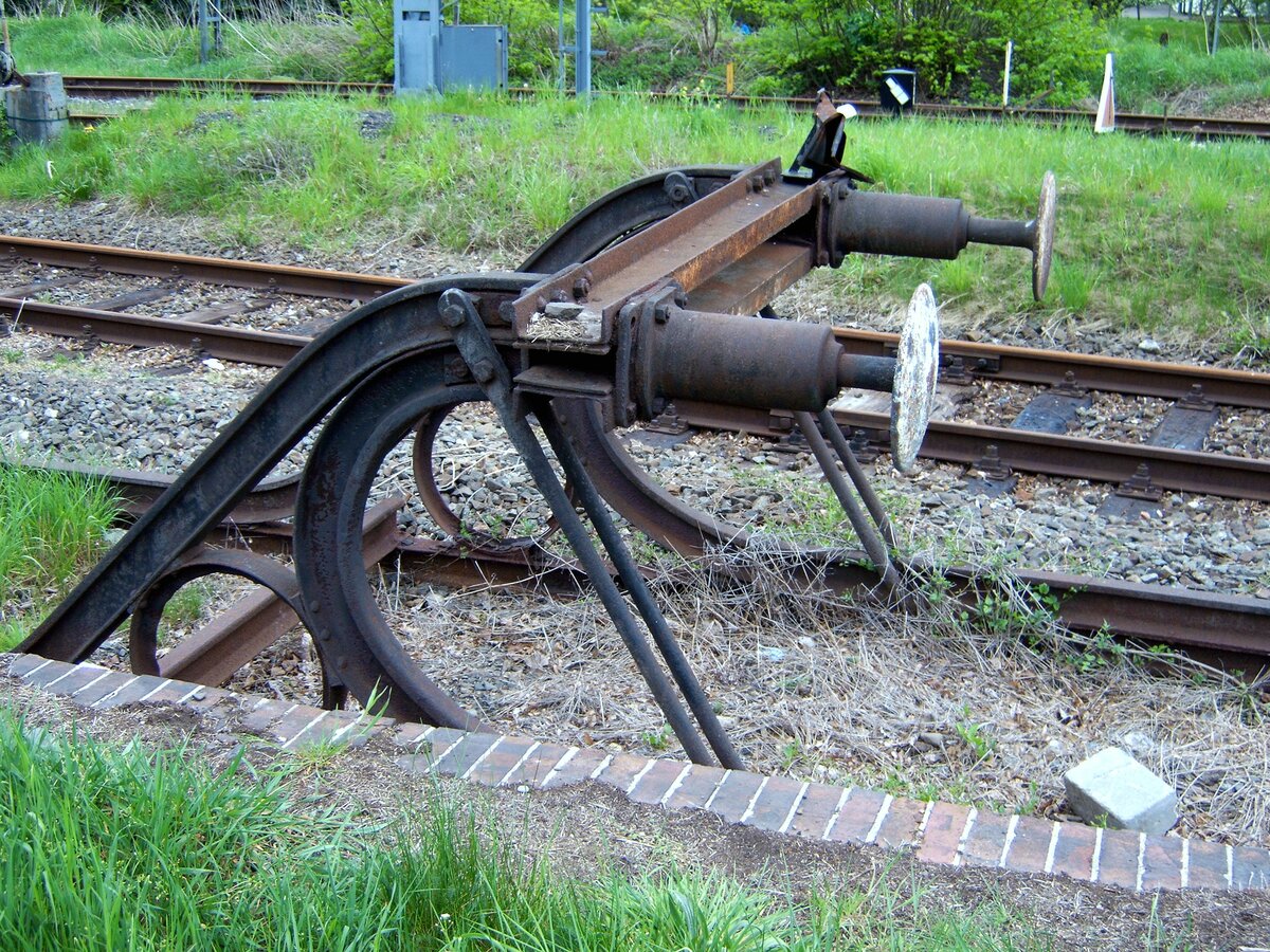 Prellbock künstlerisch und historisch im Eisenbahnmuseum Vienenburg am 03.05.2005.