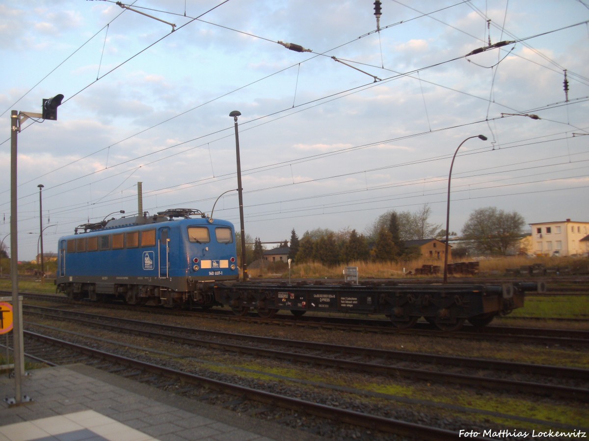 PRESS 140 037 mit einem Schmalspurtransportwagen abgestellt im Bahnhof Bergen auf R�gen am 25.4.14