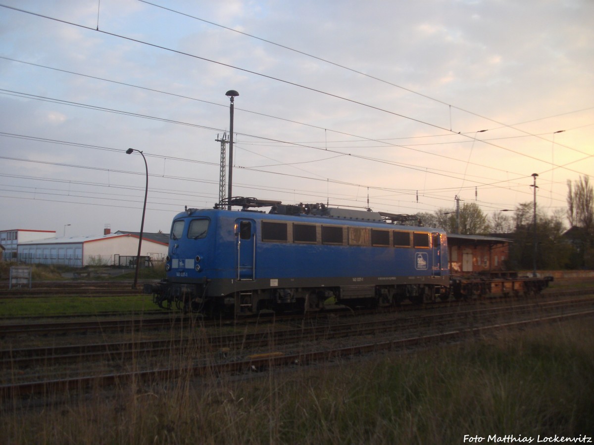 PRESS 140 037 mit einem Schmalstransportwagen im Bahnhof Bergen auf R�gen am 25.4.14