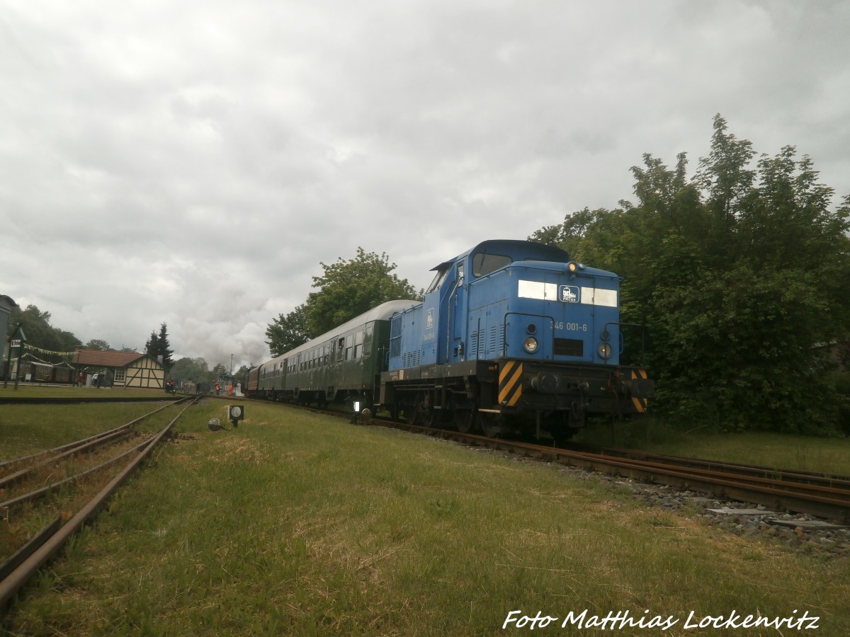 PRESS 346 001 mit 35 1097 beim verlassen des Putbusser Bahnhof´s in Richtung Bergen auf R�gen am 30.5.15