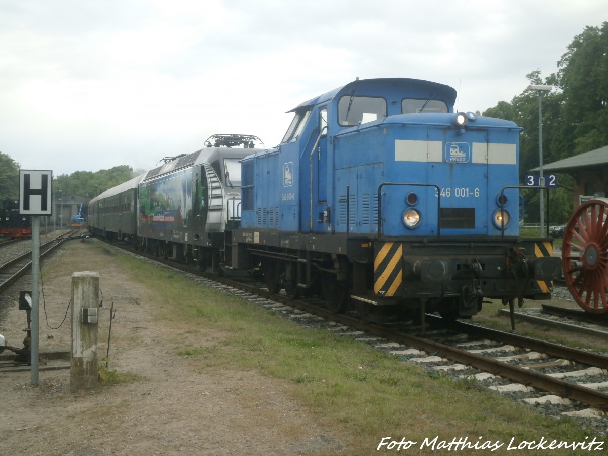 PRESS 346 001 steht mit dem �berf�hrungszug im Putbusser Bahnhof zur Abfahrt bereit am 31.5.15