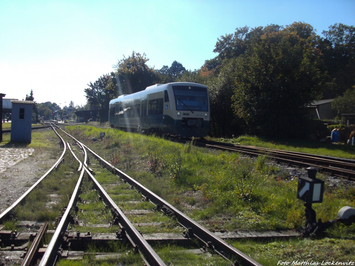 PRESS 650 032-4 als PRE 81278 mit ziel Bergen auf R�gen bei der Ausfahrt aus Putbus am 2.10.13