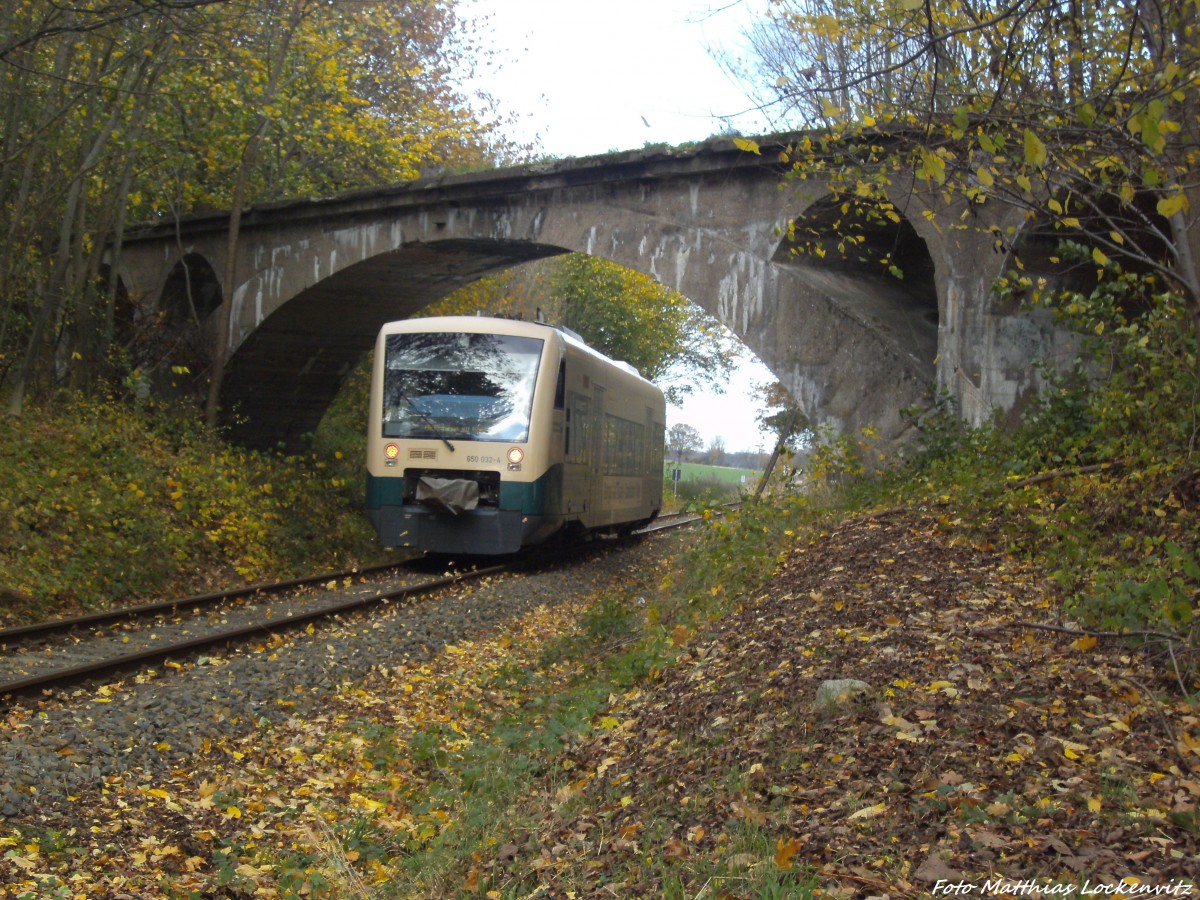 PRESS 650 032-4 hat den Betrieb zur Mittagszeit wieder aufgenommen / Hier kurz hinter Putbus in Richtung Bergen auf R�gen am 29.10.13