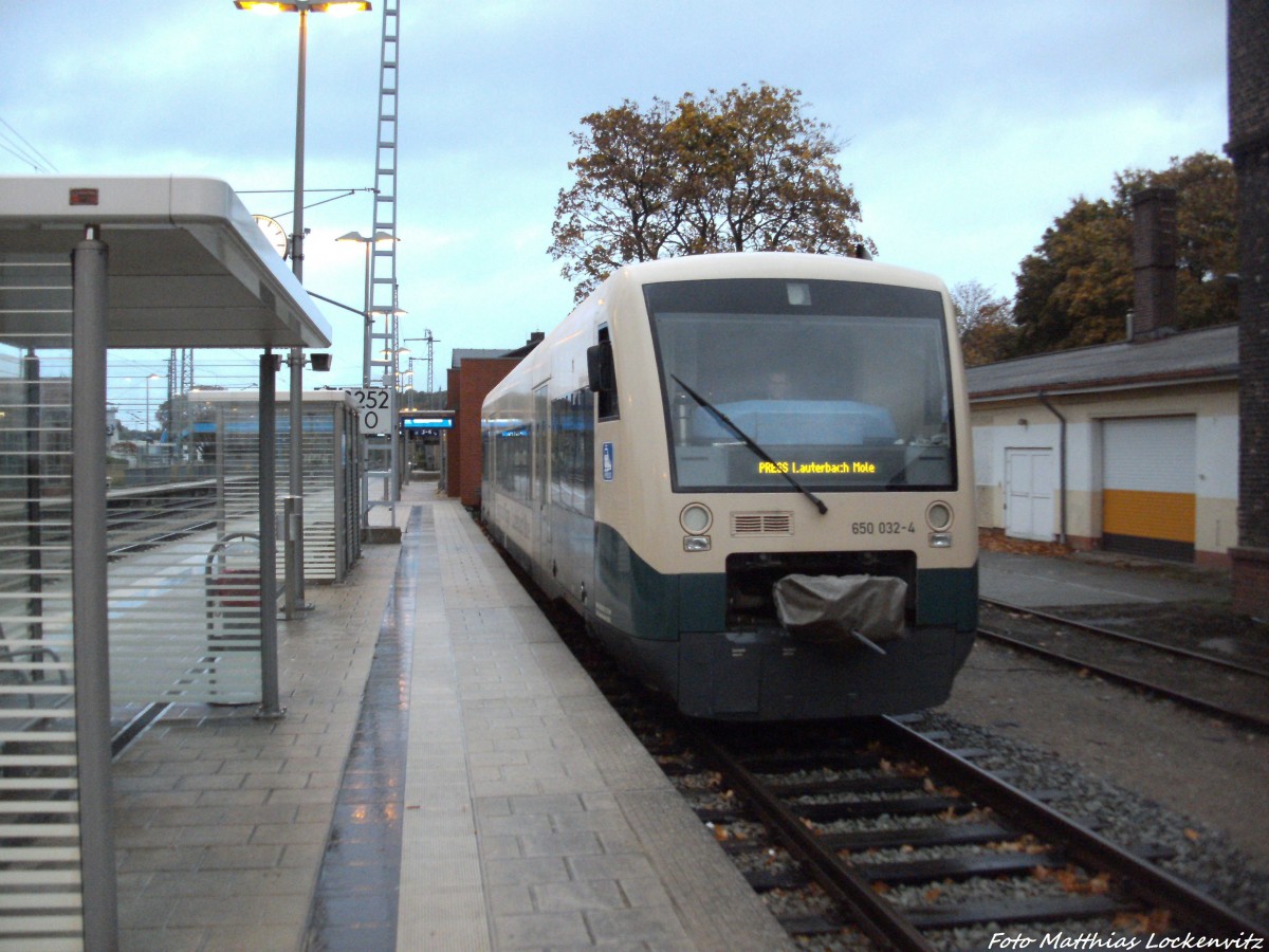 PRESS 650 032-4 mit ziel Lauterbach Mole im Bahnhof Bergen auf R�gen am 17.10.13