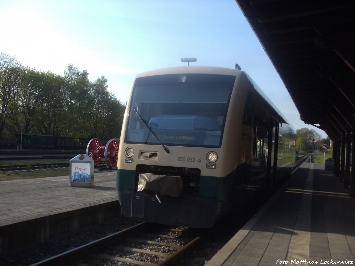 PRESS 650 032-4 mit Ziel Bergen auf R�gen im Bahnhof Putbus am 30.4.14