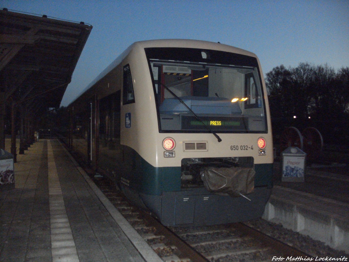 PRESS 650 032-4 musste den Betrieb einstellen auf Grund von umgest�rzten B�ume zwischen Putbus & Bergen auf R�gen / hier steht der Triebwagen abgestellt im Bahnhof Putbus um kurz nach halb 7 am Morgen des 29.10.13