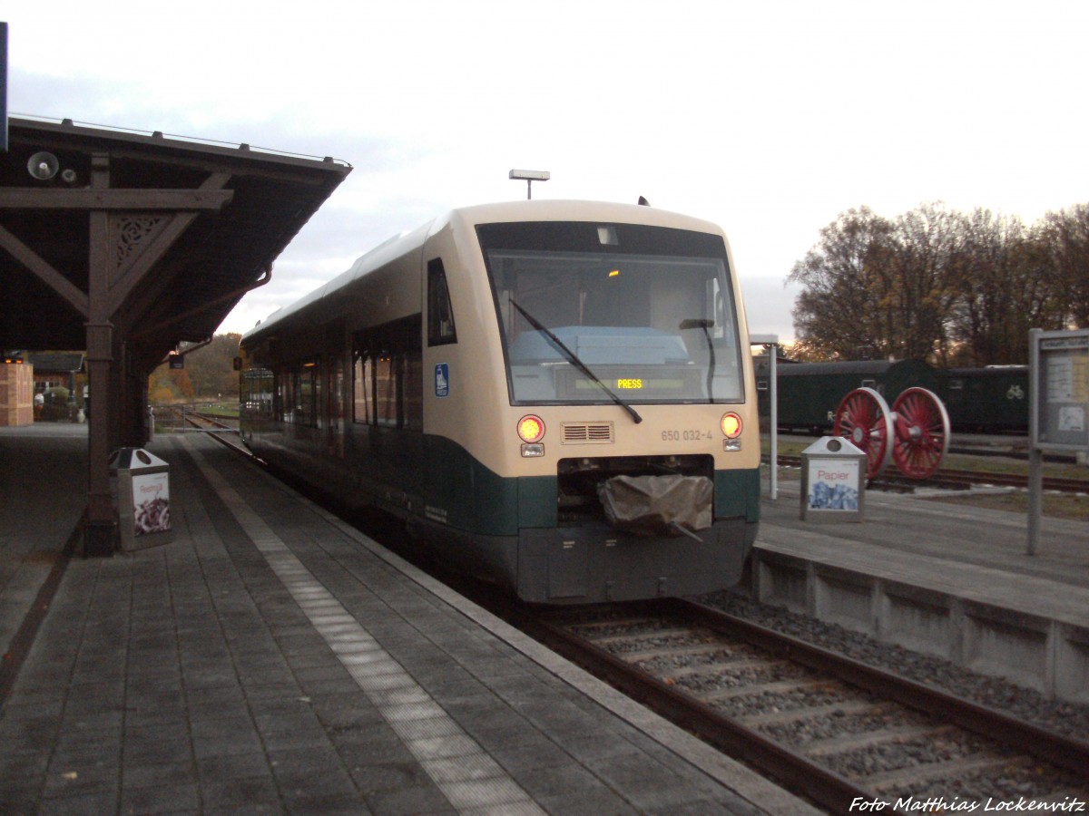 PRESS 650 032-4 musste den Betrieb einstellen auf Grund von umgest�rzten B�ume zwischen Putbus & Bergen auf R�gen / hier steht der Triebwagen abgestellt im Bahnhof Putbus um kurz nach 7 am Morgen des 29.10.13