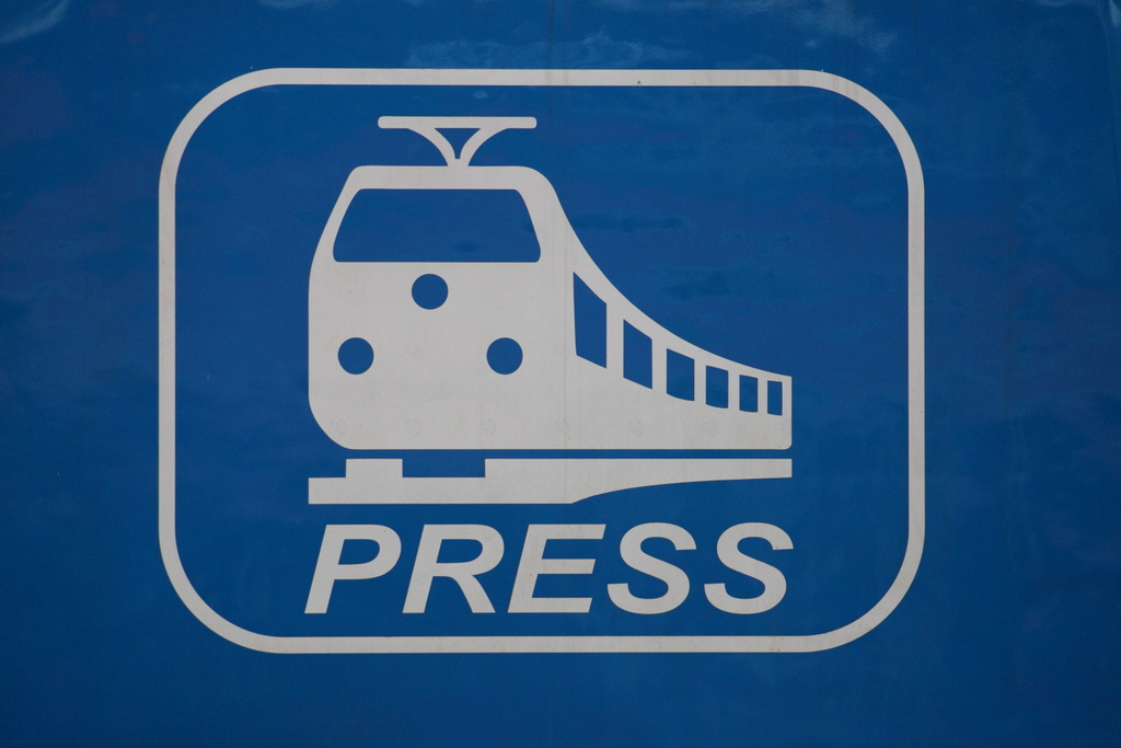 Press Logo am 10.03.2023 im Rostocker Hbf fotografiert.