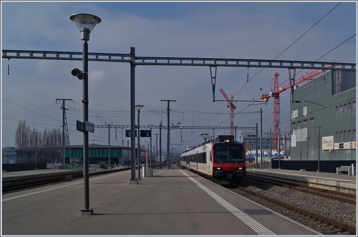Prilly- Malley zwischen Lausanne und Renens VD: Ein SBB RBDe 560  Domino  erreicht die Vorstadt-Haltestelle.
9. Feb. 2018

