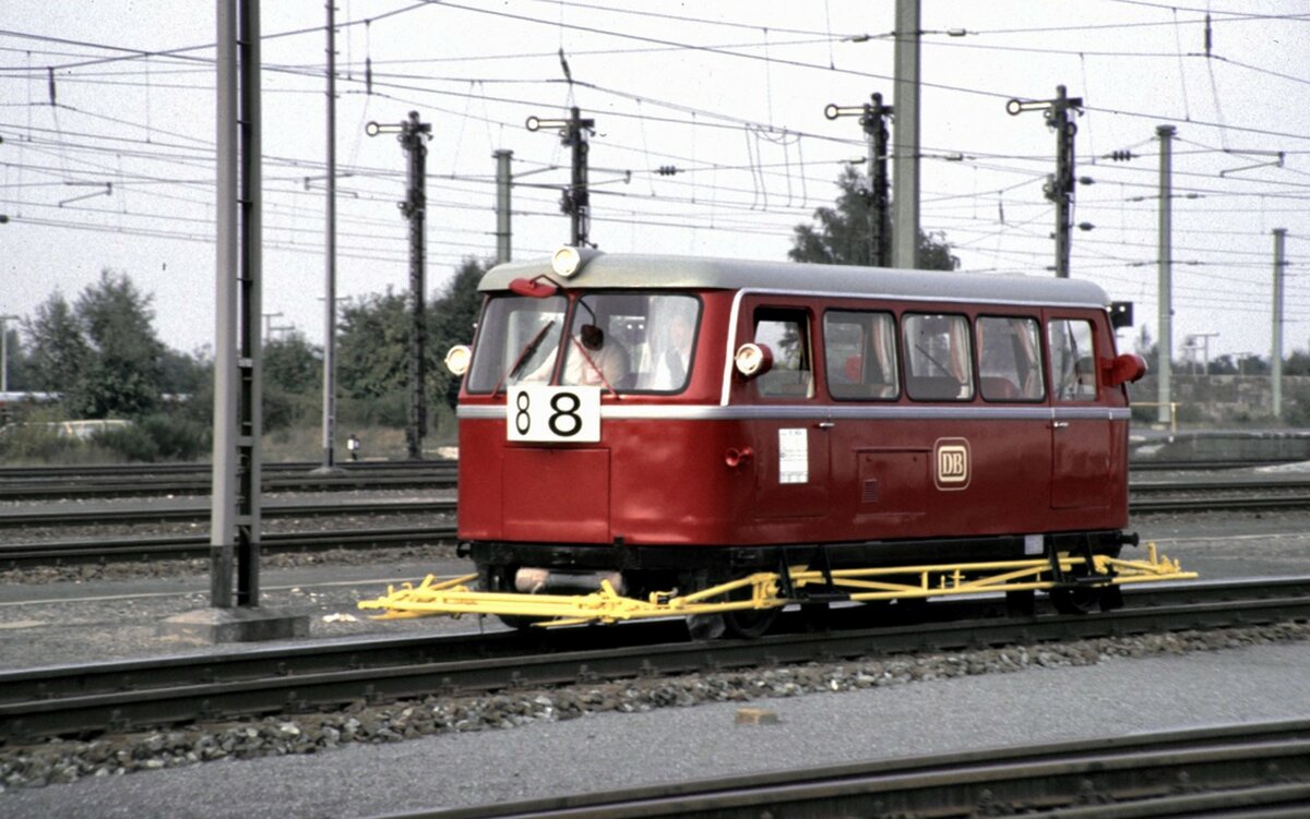 Programm-Nummer 8.1  Nummerngirl  8 der DB Kl 82-9624 Gleismessdraisine (Schienenschn�ffler) bei der Parade 150 Jahre Eisenbahn in Deutschland am 14.09.1985 in N�rnberg.