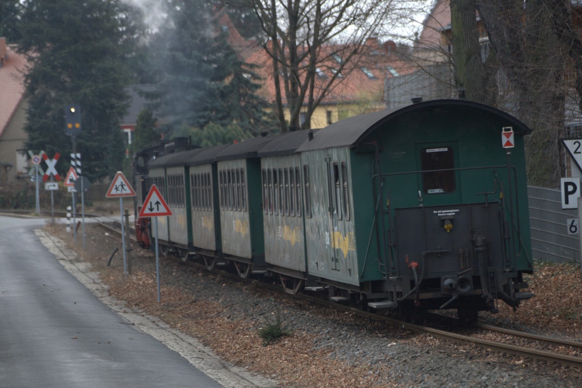 P�nktlich wie fast an jedem Schultag, der Sch�lerzug aus Radeburg in der Pestalozzistra�e. 17.03.2014 06:58 Uhr.  
