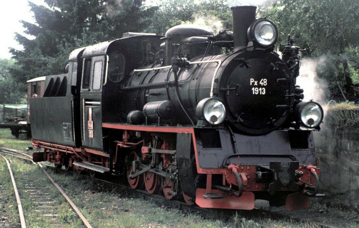 Px 48 Nr.1913, eine robuste polnische Schmalspur Dampflok in Ochsenhausen im Mai 1990.