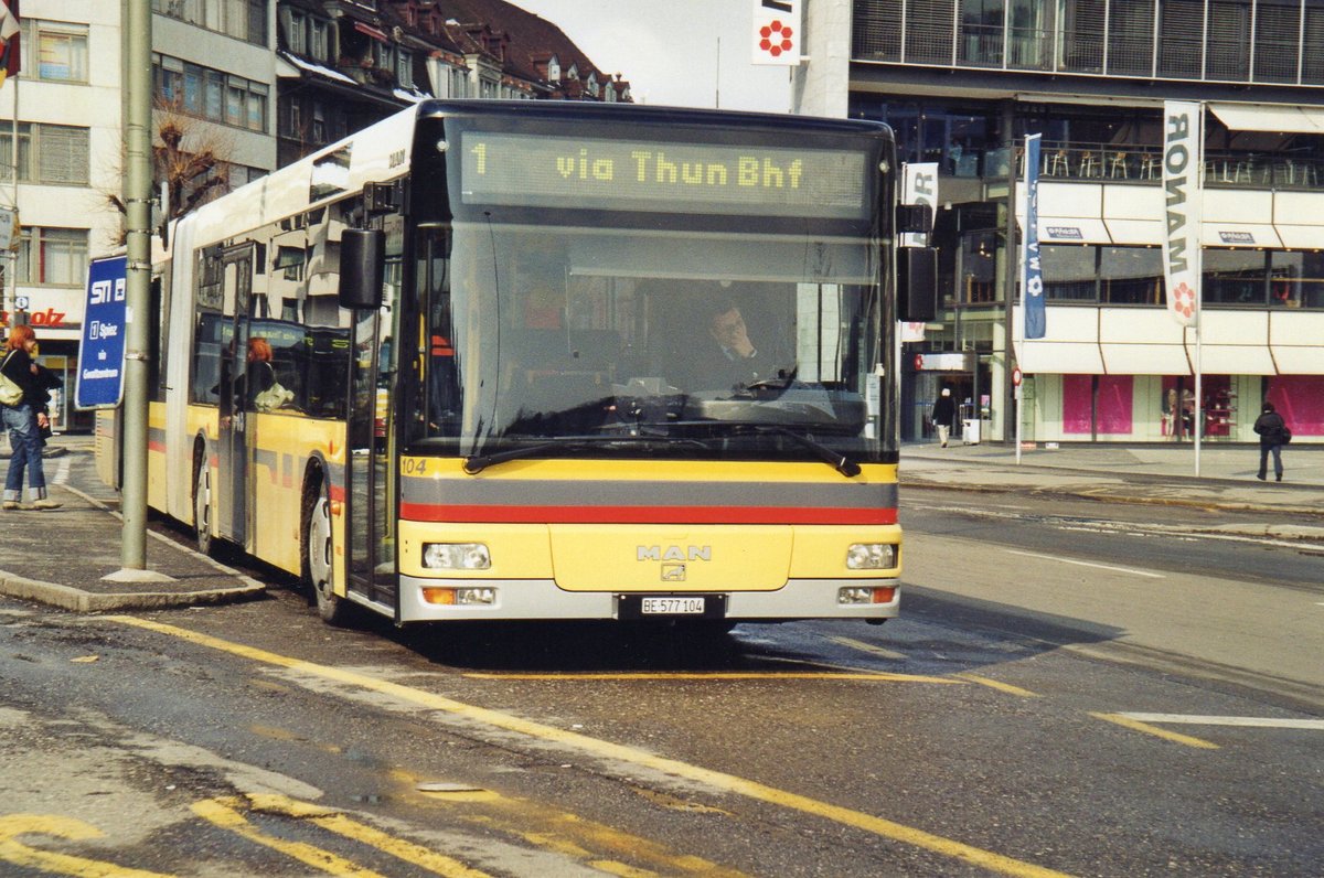 (R 4036) - Aus dem Archiv: STI Thun - Nr. 104/BE 577'104 - MAN am 22. Februar 2005 beim Bahnhof Thun