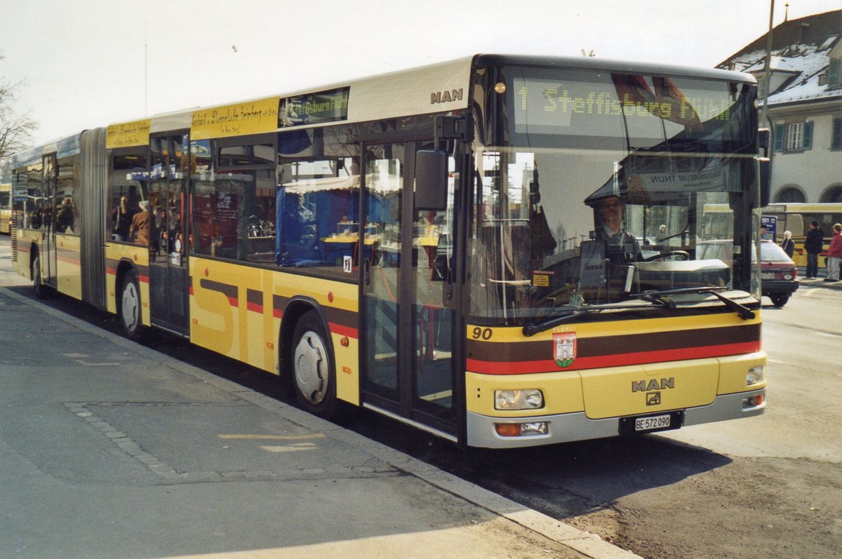 (R 4106) - Aus dem Archiv: STi Thun - Nr. 90/BE 572'090 - MAN am 4. Mrz 2005 beim Bahnhof Thun