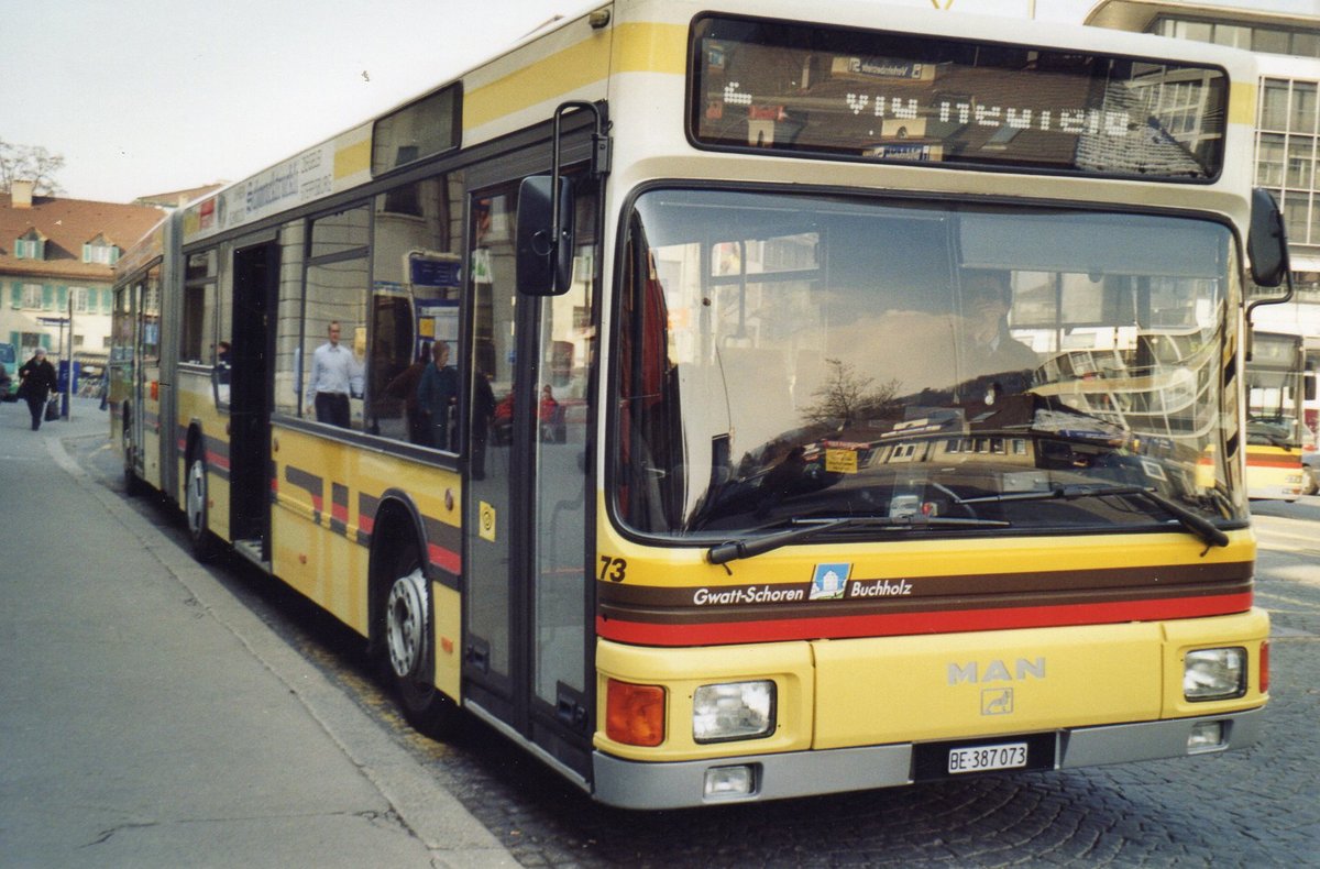 (R 4107) - Aus dem Archiv: STI Thun - Nr. 73/BE 387'073 - MAN am 4. M�rz 2005 beim Bahnhof Thun