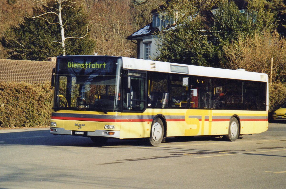 (R 4113) - Aus dem Archiv: STI Thun - Nr. 97/BE 577'097 - MAN am 10. M�rz 2005 bei der Schiffl�ndte Thun