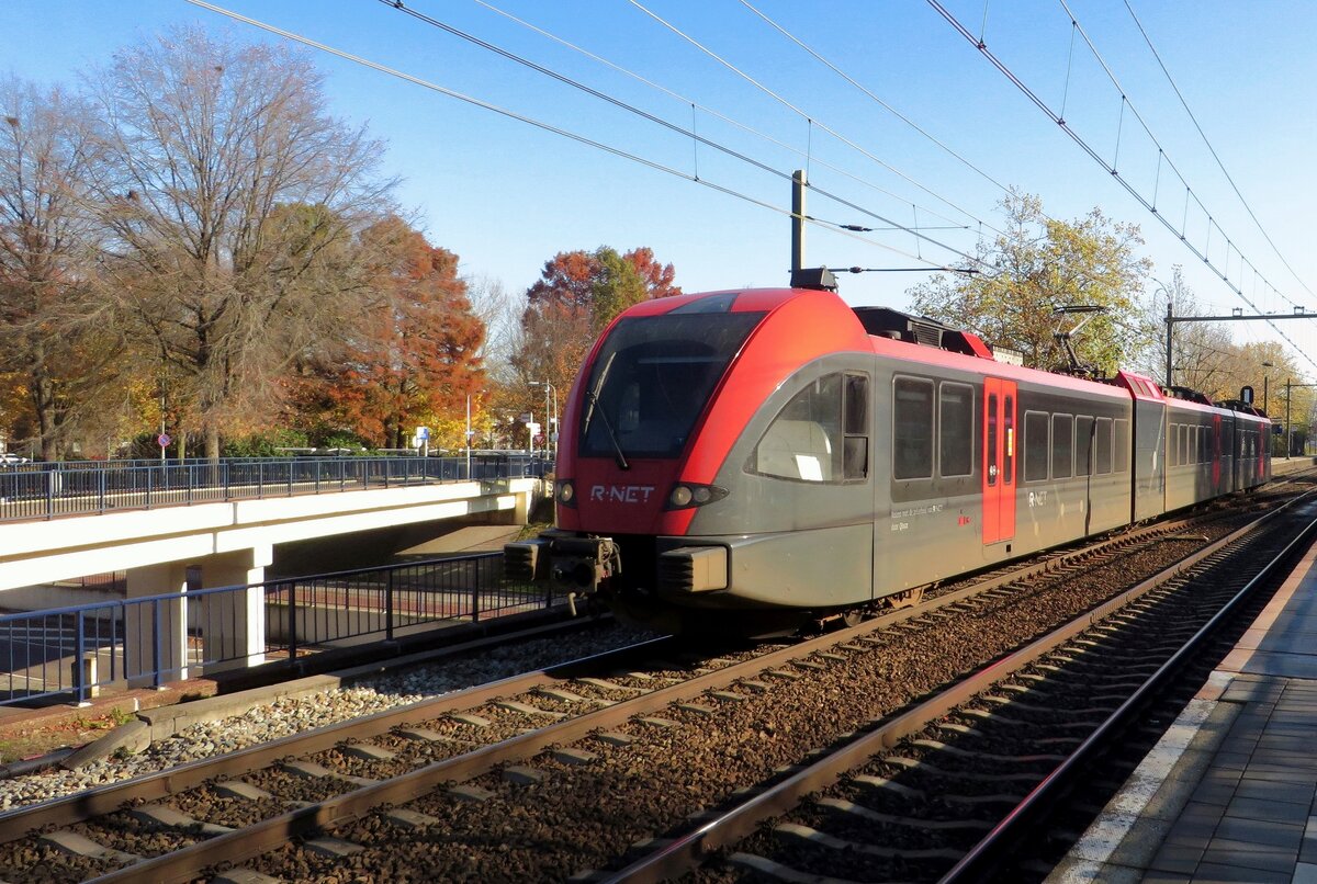 R-NET/QBUZZ 6354 durcheilt Tilburg-Universiteit während ein Uberbringungsfahrt am 5 November 2020.