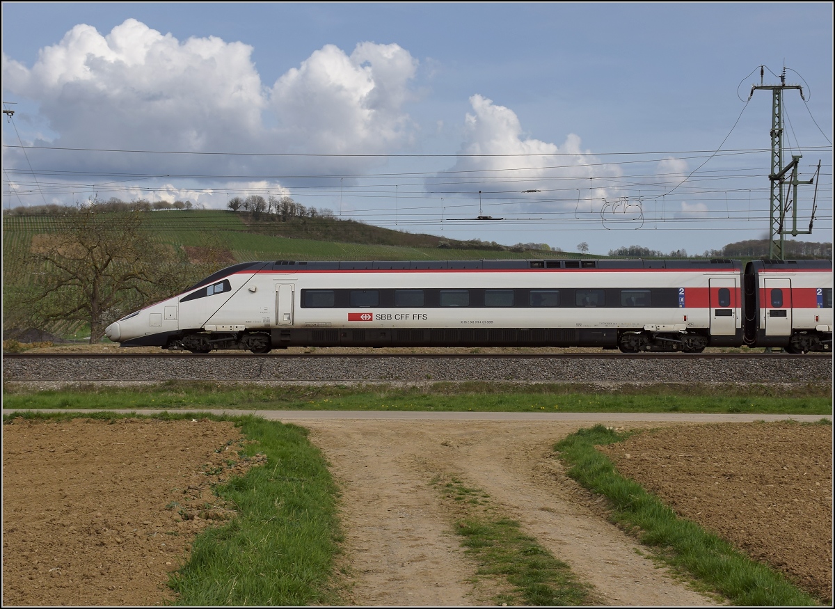 RABe 503 019-6 auf seiner Reise nach Frankfurt im Markgräfler Land. Schliengen, April 2018.