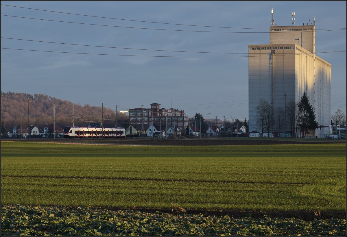 RABe 523 034 'Wohlen' in Henschiken kurz vor Dintikon-Dottikon. Januar 2022.