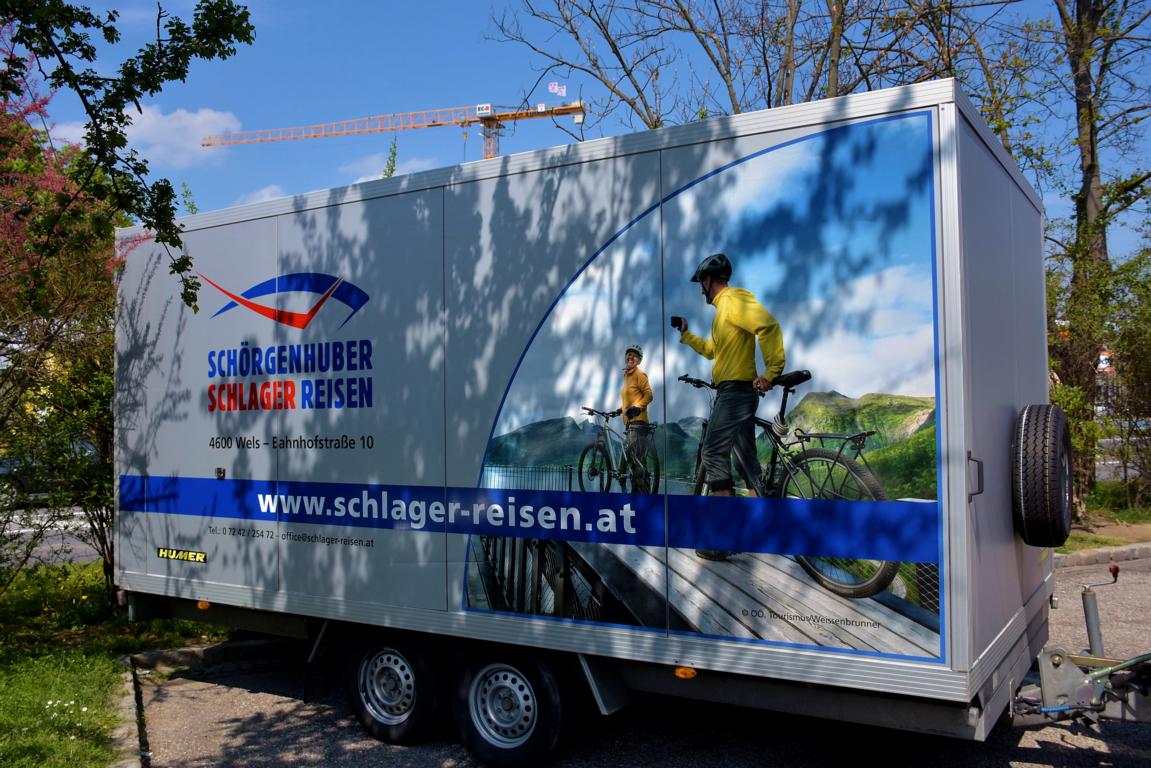 Radanh�nger mit sch�nem Dekor vom Setra 416 GT-HD von Schlager Reisen aus �sterreich.