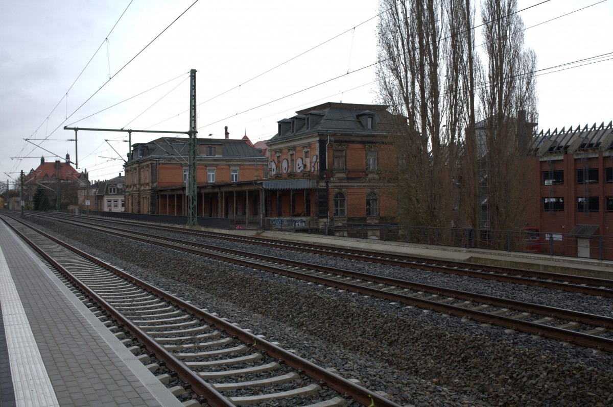 Radebeul West , fr�her schon Mal K�tzschenbroda hei�end, hat ausgedient, der Name, wie auch das alte EG.  Der neue S-Bahn-Halt hei�t  wieder Radebeul K�tschenbroda.
30.11.2013 13:55 Uhr.