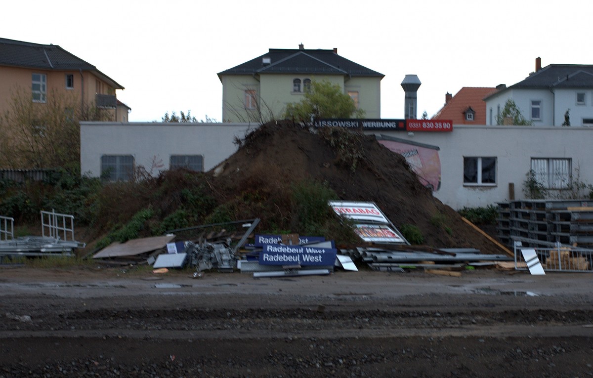 Radebeul West ... hat ausgedient , heit nun wieder Radebul Ktschenbroda, somit haben auch die Schilder ausgedient. 06.11.2013 07:05 Uhr