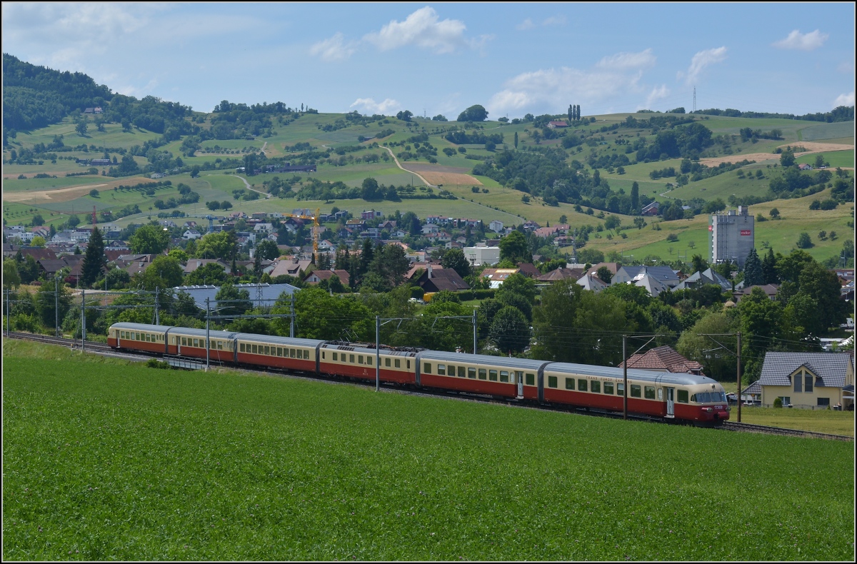 RAe 1053 oberhalb von Frick. Juni 2021.