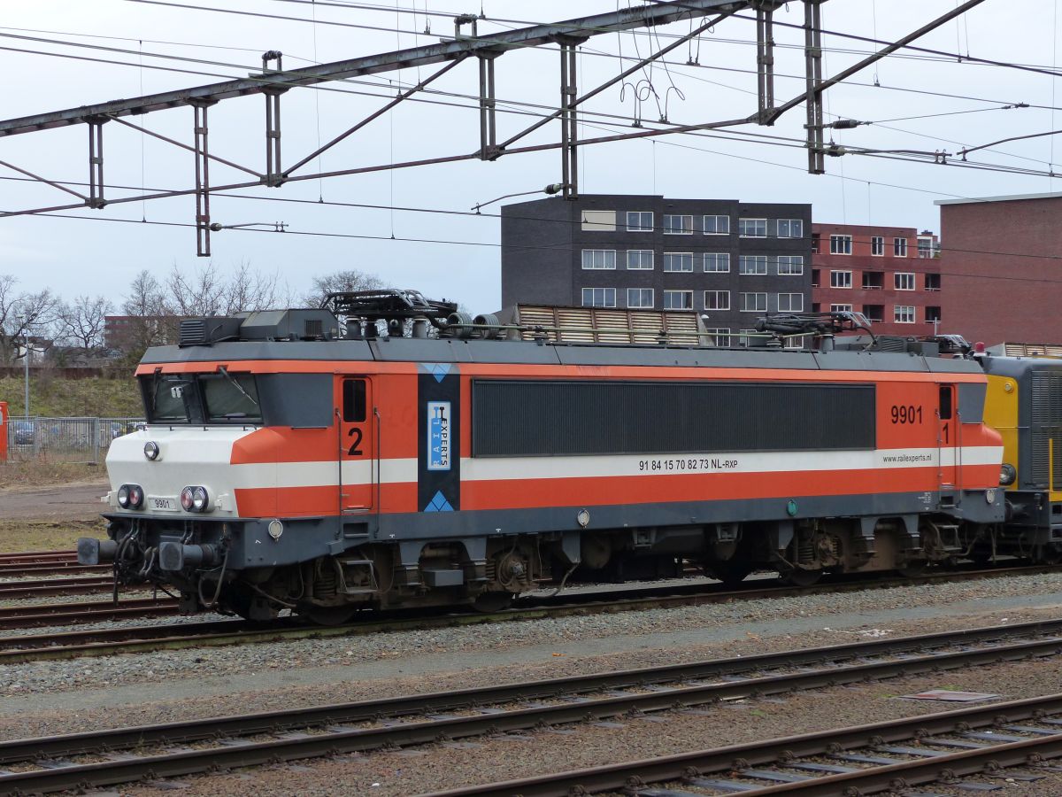 Rail Experts Lokomotive 9901 (ex - NS 1627) Gleis 11 Amersfoort Centraal 17-12-2019.

Rail Experts locomotief 9901 (ex - NS 1627) spoor 11 Amersfoort Centraal 17-12-2019.