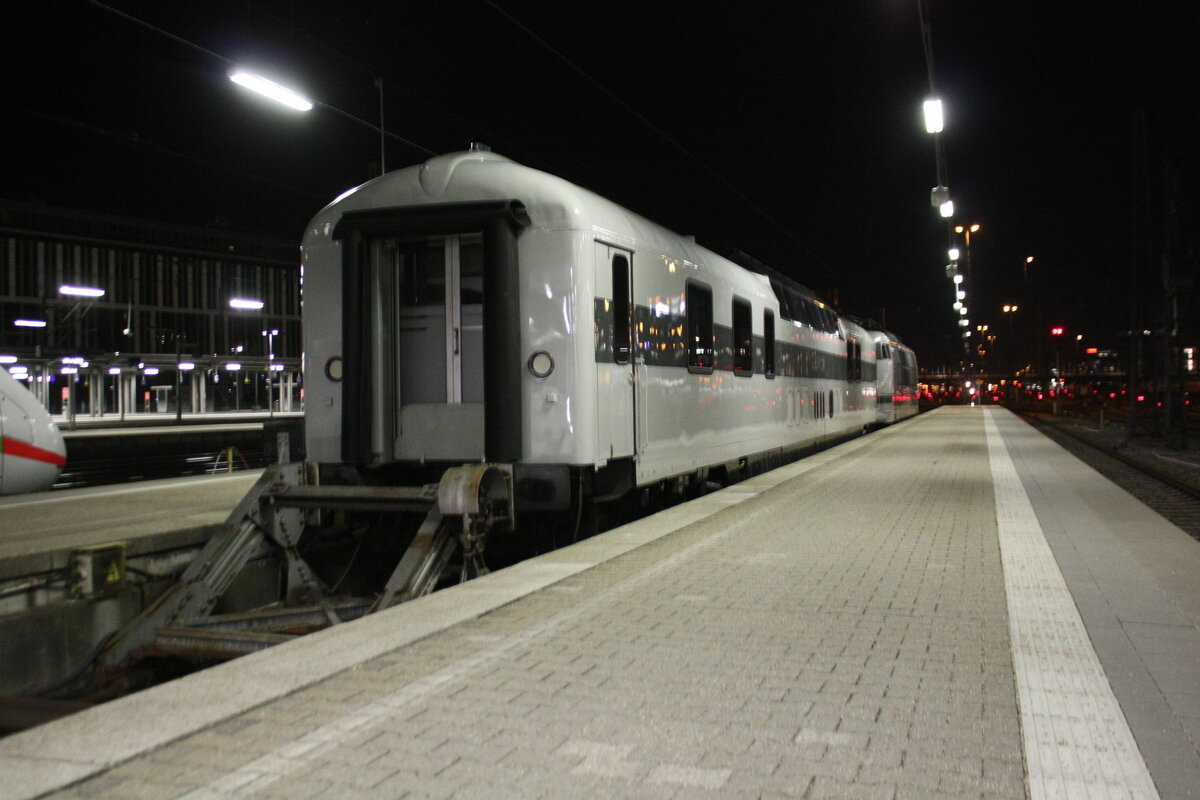 Railadventure Panoramawagen abgestellt im Bahnhof M�nchen Hbf am 24.3.21
4 Tage