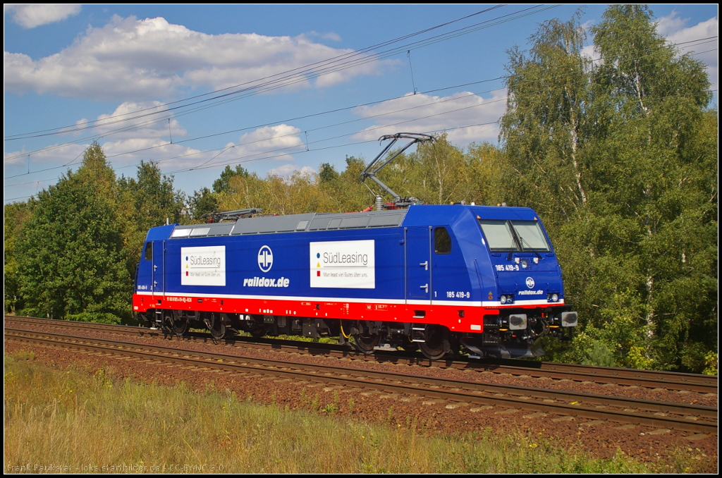 Raildox 185 419-9  S�dLeasing  solo am 28.08.2014 durch die Berliner Wuhlheide (NVR-Nummer 91 80 6185 419-9 D-RDX)