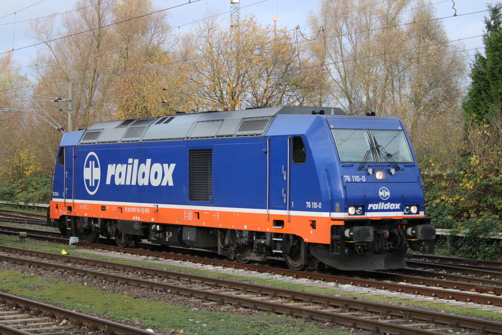 Raildox 76 110-0 TRAXX F 140 DE beim Rangieren am 19.11.2021 in Rostock-Bramow.