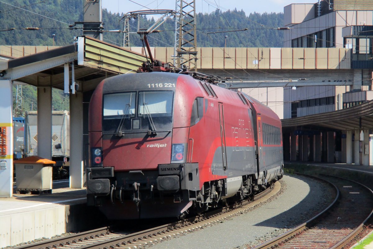 RailJet 1116 221 treft am 18 Mai 2018 in Kufstein ein. 