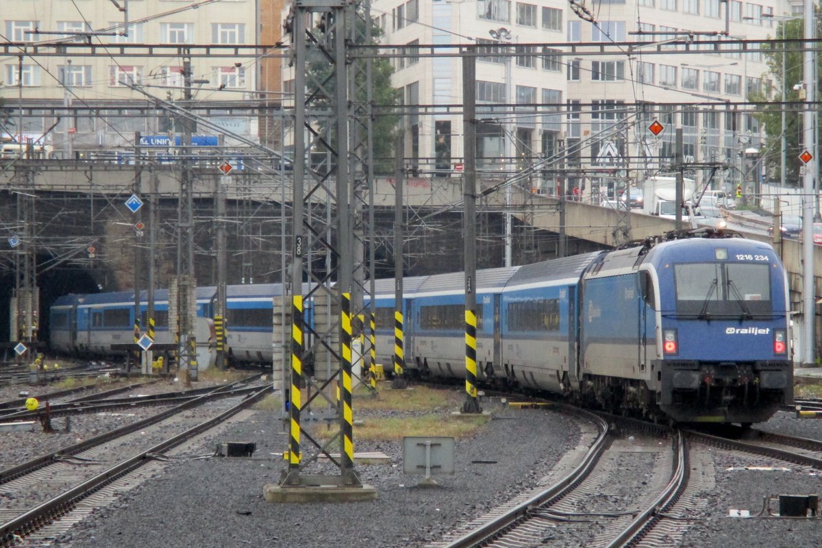 RailJet mit 1216 234 verl�sst am 24 September 2017 Praha hl.n.