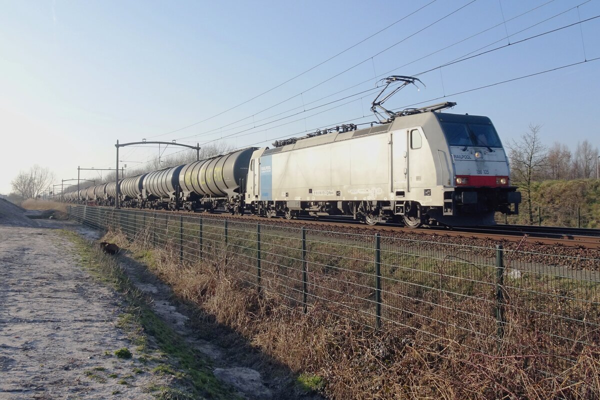 RailPool 186 105 zieht ein Kesselwagenzug durch Tilburg-Reeshof am Abend von 10 M�rz 2022.