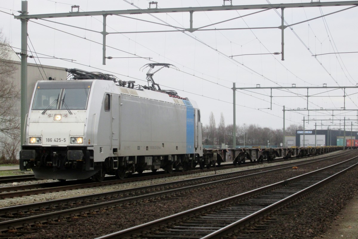 Railpool 186 425 steht am 18.Dezember 2015 in Blerick.