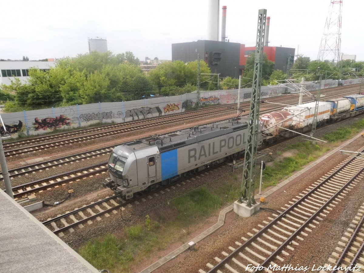 Railpool 193 XXX mit einem G�terzug kurz vor dem Hallenser Hbf am 11.6.15